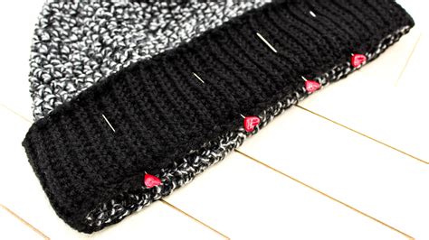 Illustration, wie das Bündchen an die Mütze gesteckt wird