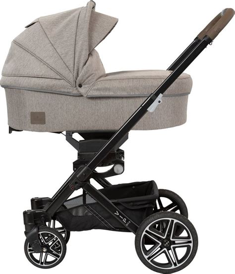 Hartan VIP GTX Kinderwagen in einer städtischen Umgebung