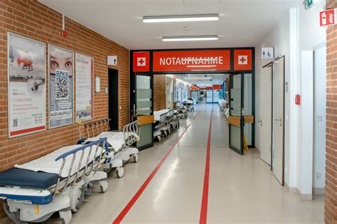 Übersicht der Zentralen Notaufnahme mit Beschilderung für Patienten