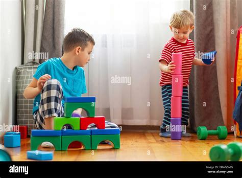 Kinder spielen mit bunten Spielküchen-Utensilien