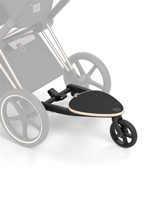 Detailaufnahme des Cybex Sonnenschirms, der am Kinderwagengestell befestigt ist und Schatten spendet