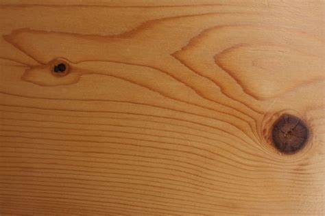 Collage aus verschiedenen Kinderzimmermöbeln aus Buche und Kiefernholz, die unterschiedliche Stile und Funktionen repräsentieren.