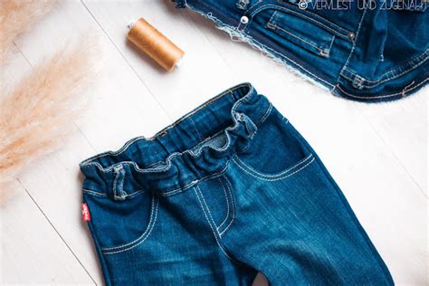 Muster einer Kinderjeans, die aus alten Jeans genäht wurde, mit aufgesetzten Taschen und sichtbaren Nähten