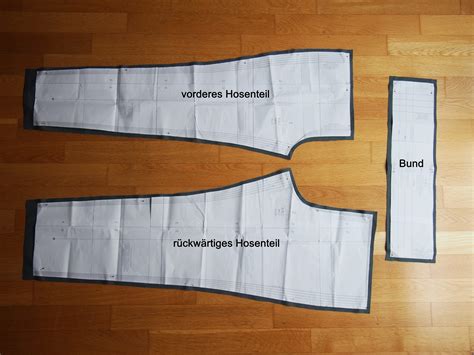 Zeichnung eines Hosenschnittmusters auf Papier, das aus einer vorhandenen Kinderhose abgenommen wurde
