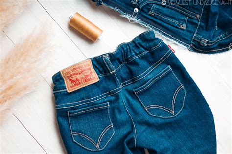 Ausgeschnittene Gesäßtaschen einer Erwachsenenjeans, bereit zur Aufarbeitung