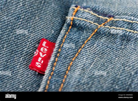 Detailaufnahme einer Kinderjeans mit wiederverwendeten hinteren Taschen und Levi's Label
