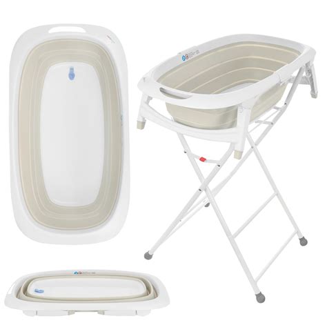 Illustration einer Babybadewanne mit einem spielenden Baby und einem Thermometer