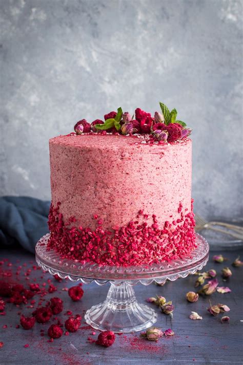 Detailansicht der Dekoration eines Himbeertraum-Desserts mit frischen Himbeeren und Minze