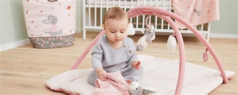 Verschiedene Designs von Sterntaler Krabbeldecken mit Spielbögen