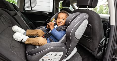 Kind im Kindersitz: Illustration eines sicheren Transports für Kinder