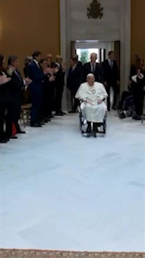 Illustration eines Mannes, der mit einem Baby spielt, während im Hintergrund ein Bürogebäude zu sehen ist.