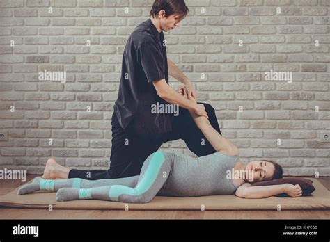 Symbolbild einer entspannten Schwangeren bei einer Massage