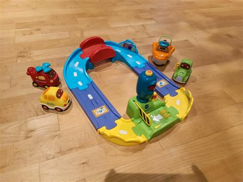 Illustration von verschiedenen Tut Tut Baby Flitzer Disney Fahrzeugen, die mit Kindern spielen