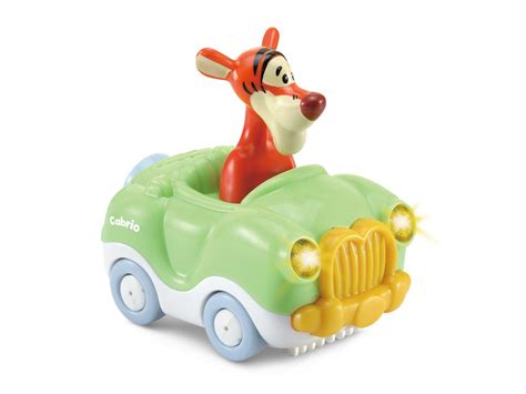 Nahaufnahme eines Tut Tut Baby Flitzer Disney Fahrzeugs mit leuchtenden Scheinwerfern