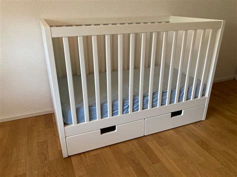 Illustration, die zeigt, wie zwei Sprossen aus einem Ikea Babybett entfernt oder durchgesägt werden, um eine Zugangslücke zu schaffen.