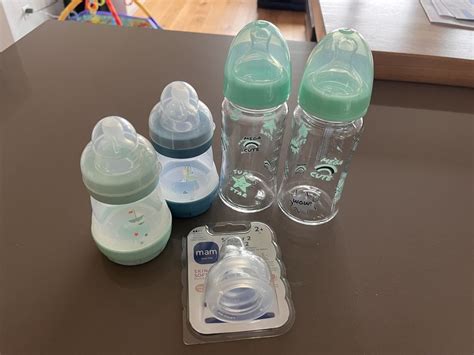 Unterschiedliche Babyflaschen aus Glas und Kunststoff mit verschiedenen Saugern