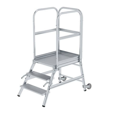 Fotografie einer einzelnen fahrbaren Treppe mit Rollen und Griffen, die ihre Mobilität unterstreicht.