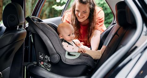 Grafik, die die korrekte und sichere Installation einer Babyschale im Auto zeigt