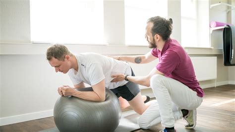 Schema, das die Unterschiede zwischen Krankengymnastik und Reha-Sport aufzeigt