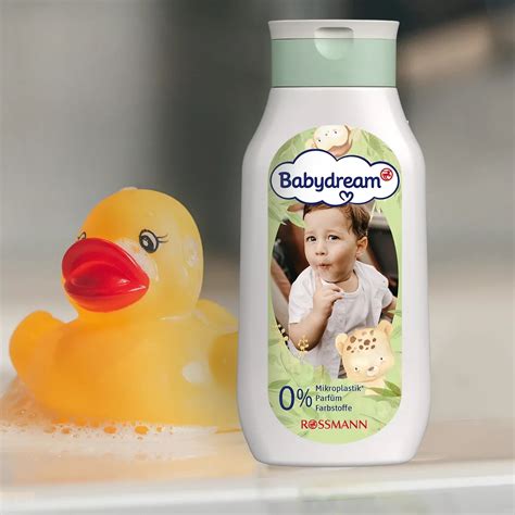 Nahaufnahme eines personalisierten Babydream Shampoo-Etiketts mit einem niedlichen Babyfoto und dem Text 