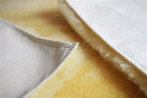 Nahaufnahme von echtem Lammfell im Inneren eines Kinderwagen-Fußsacks