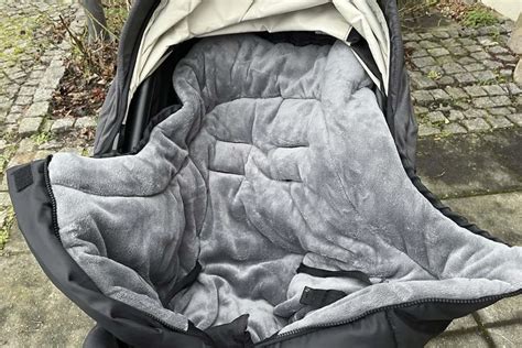 Eine Grafik, die die 2-in-1 Funktion des Fußsacks zeigt: als warmer Fußsack und als leichte Sitzunterlage.