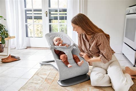 Detailansicht der Ergobaby Evolve 3-in-1 Bouncer mit Fokus auf das Fußpedal zur Höhenverstellung.