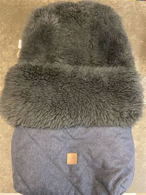 Detailaufnahme von Lammfell-Innenfutter eines Kaiser Fußsacks