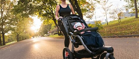 Kind in einem Kaiser Sommerfußsack im Kinderwagen an einem sonnigen Tag