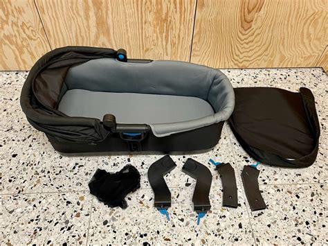 Detailansicht der Thule Babywanne mit Kind.