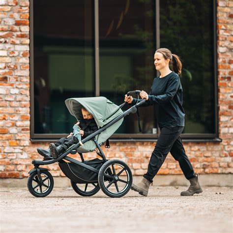 Eine Familie, die mit dem Thule Urban Glide 2 im Park spazieren geht.