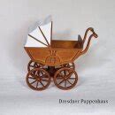 Detailansicht des Weihnachtsmanns mit Kinderwagen, gefertigt aus Holz, mit einem kleinen Baby-Weihnachtsmann im Kinderwagen