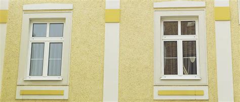 Detailaufnahme eines Babybettgitters mit korrektem Abstand zwischen den Sprossen