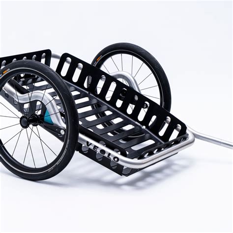 Illustration von verschiedenen Zubehörteilen für Fahrradanhänger wie Regenschirm, Jogging-Set und Kupplung