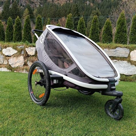 Foto des Kids Tourer L2 Fahrradanhängers in Gebrauch mit einem Kind