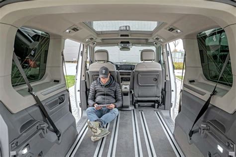 Innenansicht des Kids Tourer L2 mit Fokus auf Sitze, Gurte und Material