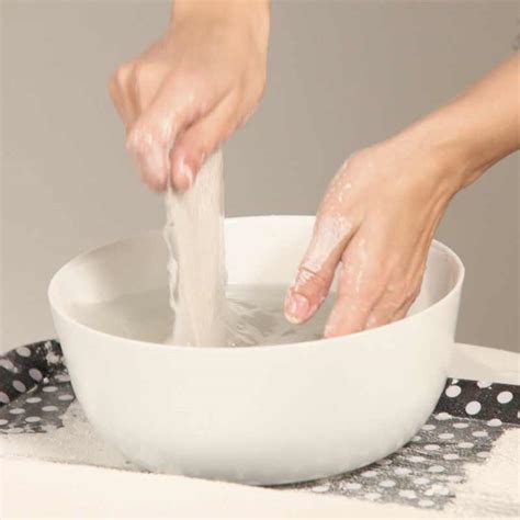 Materialien für Gipsabdruck: Gipsbinden, Schüssel mit Wasser, Vaseline