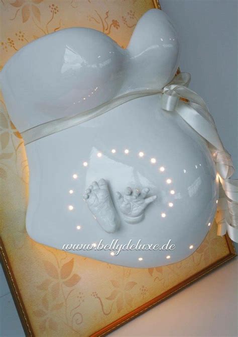 Gipsabdruck Babybauch wird mit Schere bearbeitet