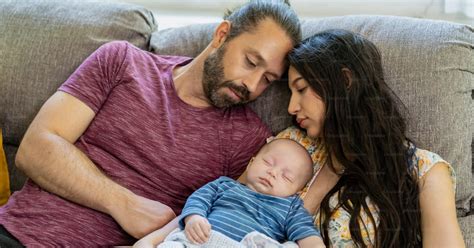 Foto: Familie mit Neugeborenem und Sparkassen-Logo